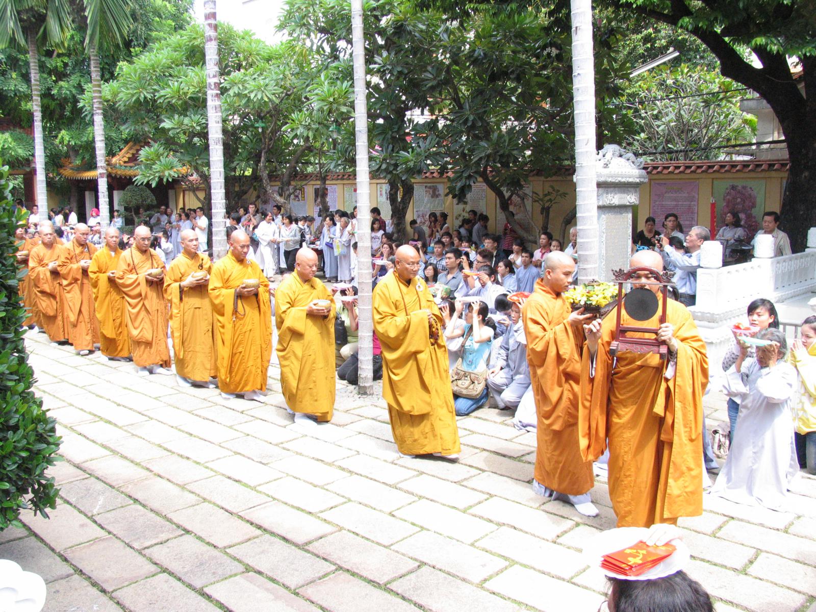 Chùa Viên Giác trang nghiêm cử hành Đại Lễ Cổ Phật khất thực