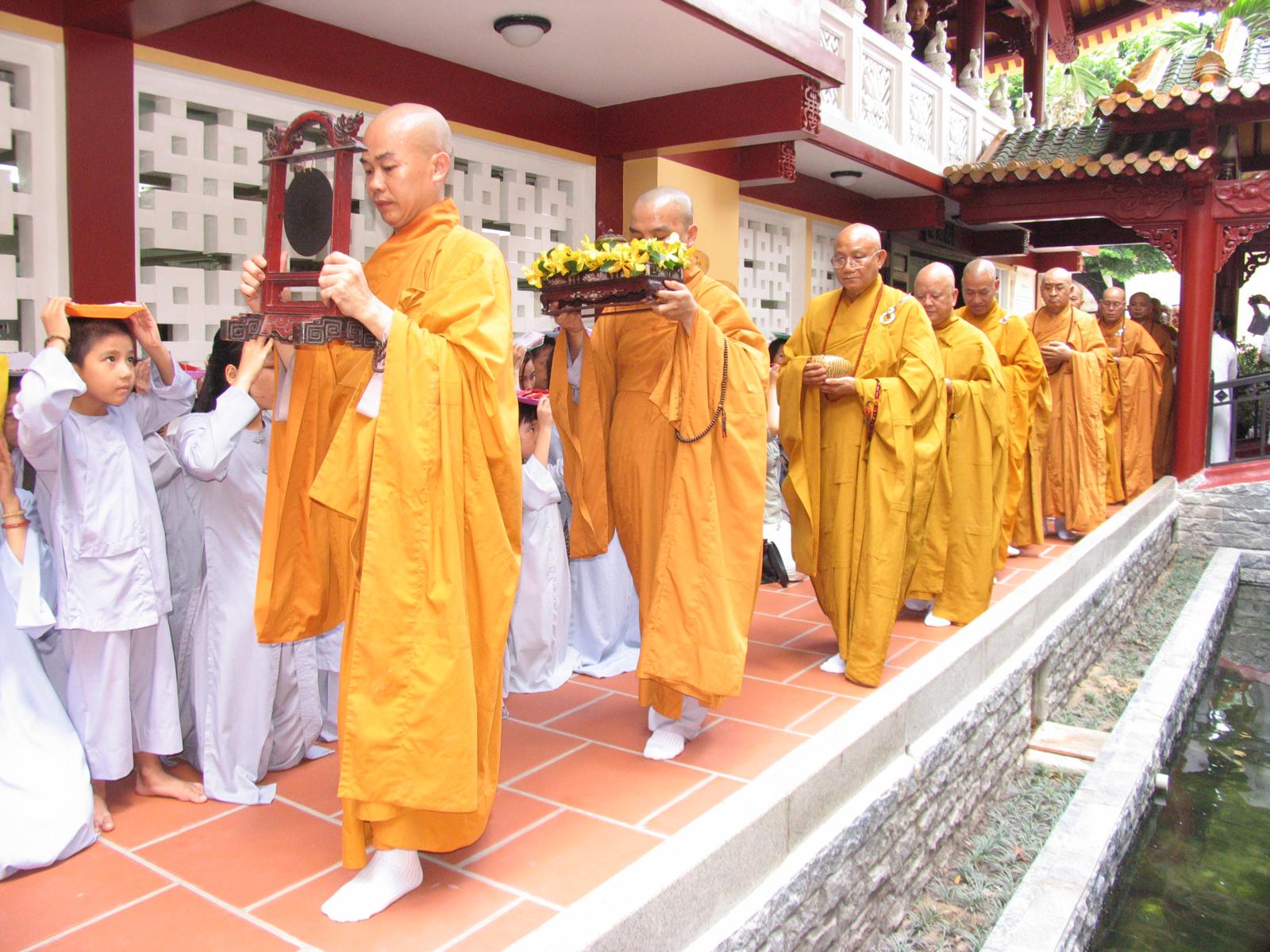Chùa Viên Giác trang nghiêm cử hành Đại Lễ Cổ Phật khất thực