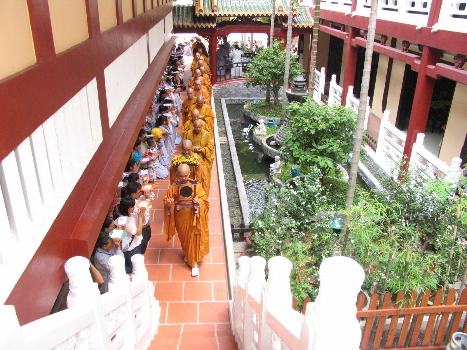 Chùa Viên Giác trang nghiêm cử hành Đại Lễ Cổ Phật khất thực