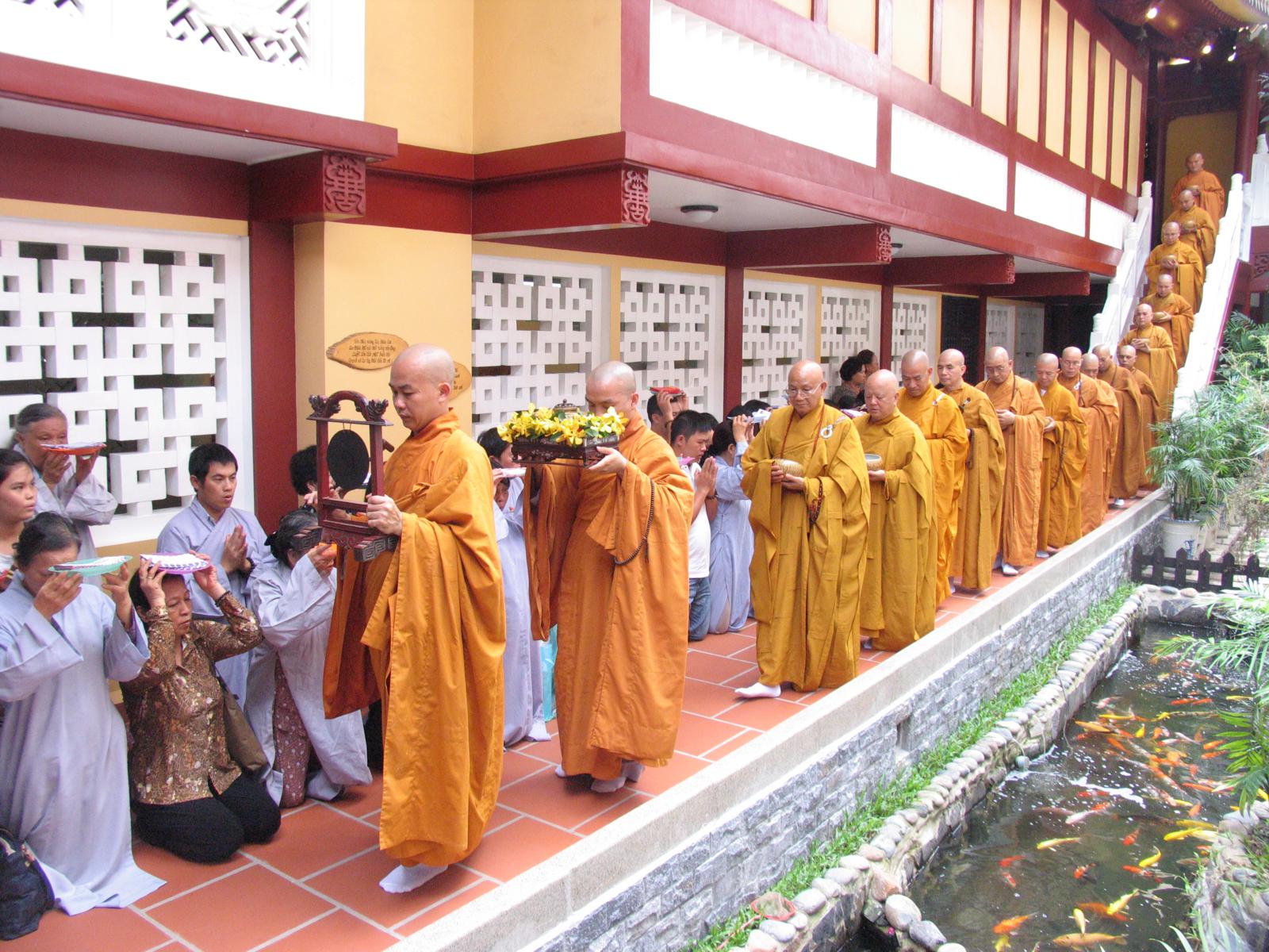 Chùa Viên Giác trang nghiêm cử hành Đại Lễ Cổ Phật khất thực