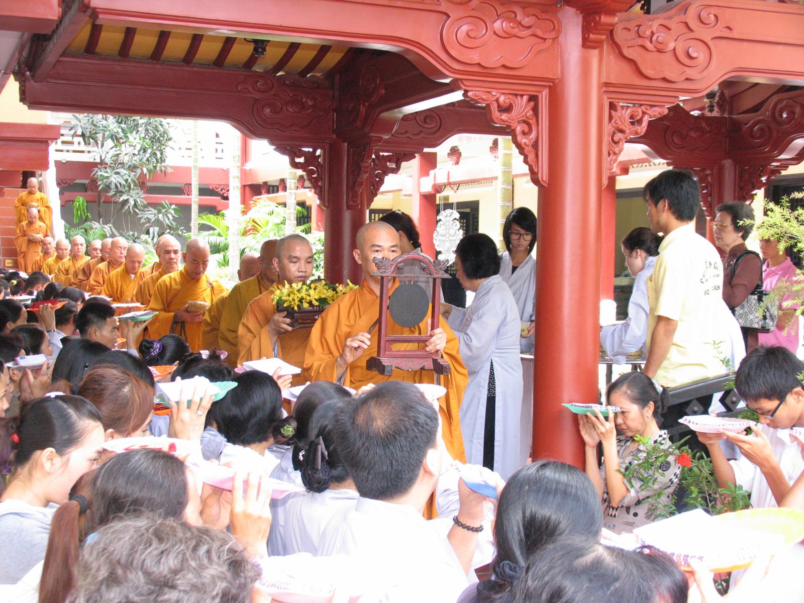 Chùa Viên Giác trang nghiêm cử hành Đại Lễ Cổ Phật khất thực