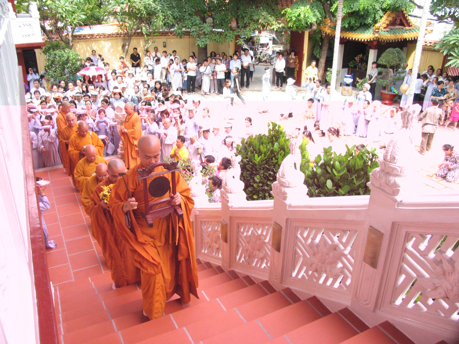 Chùa Viên Giác trang nghiêm cử hành Đại Lễ Cổ Phật khất thực