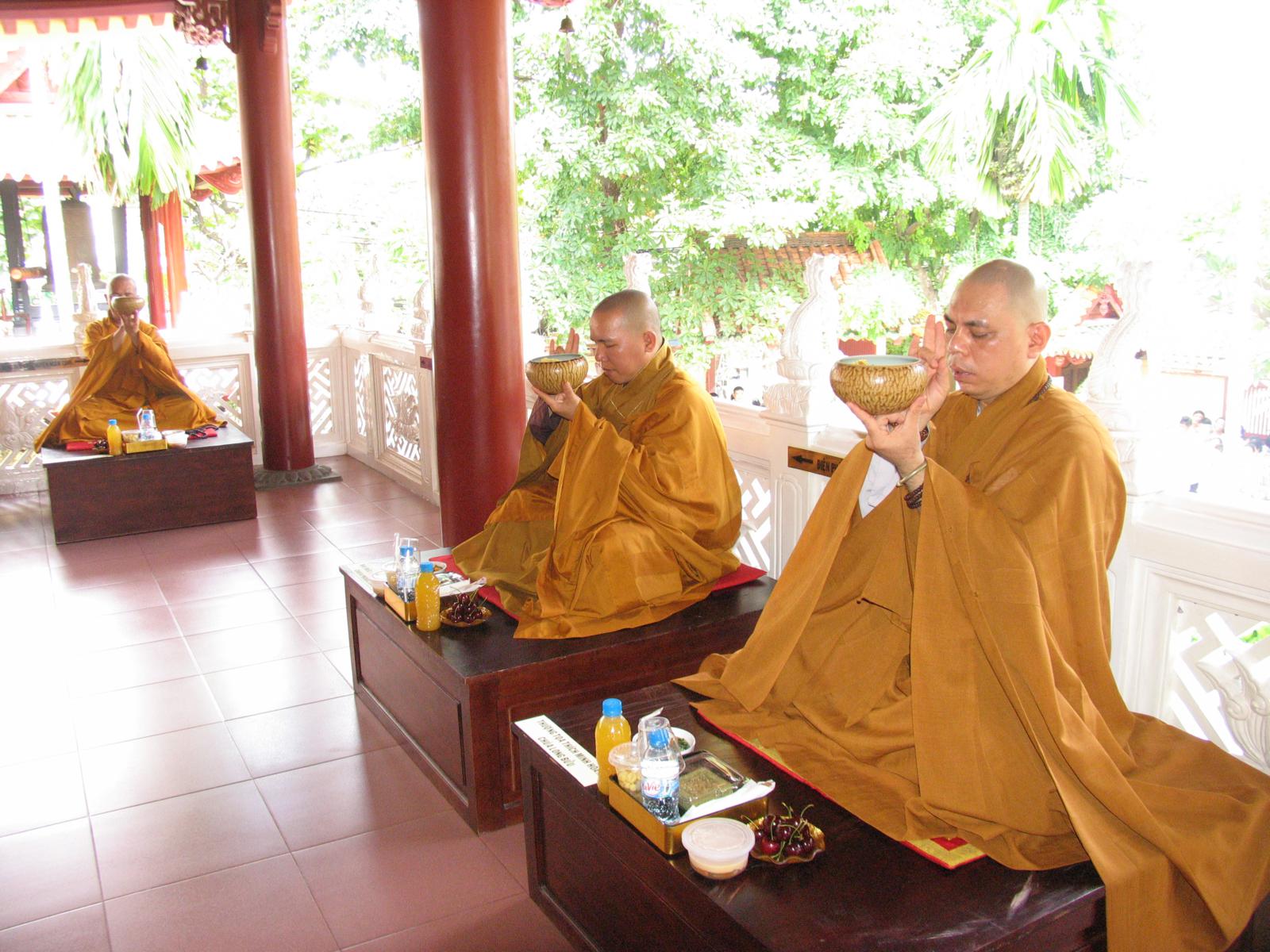 Chùa Viên Giác trang nghiêm cử hành Đại Lễ Cổ Phật khất thực