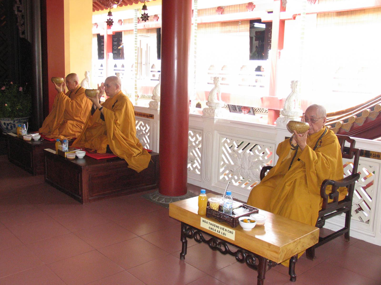Chùa Viên Giác trang nghiêm cử hành Đại Lễ Cổ Phật khất thực