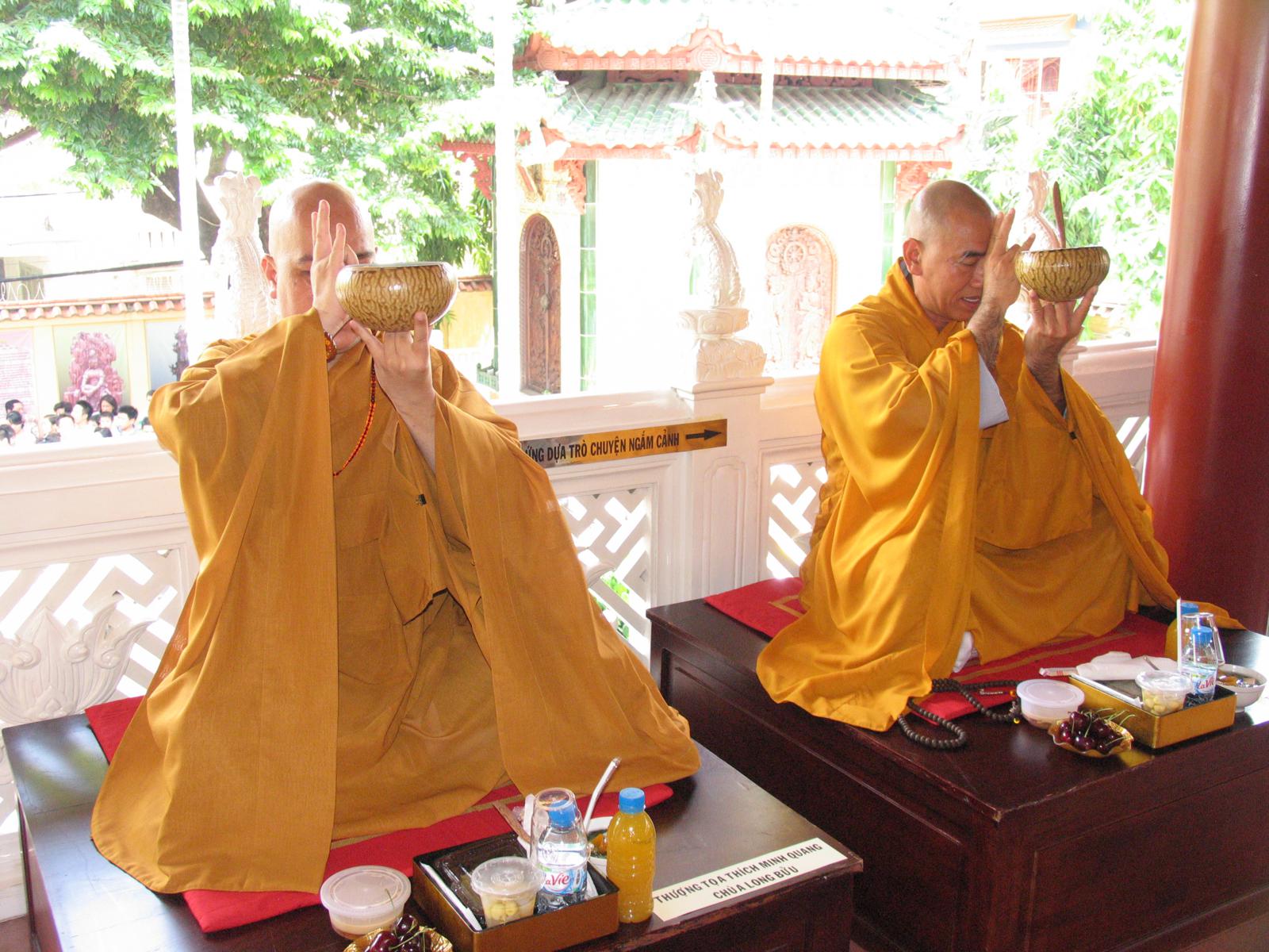 Chùa Viên Giác trang nghiêm cử hành Đại Lễ Cổ Phật khất thực