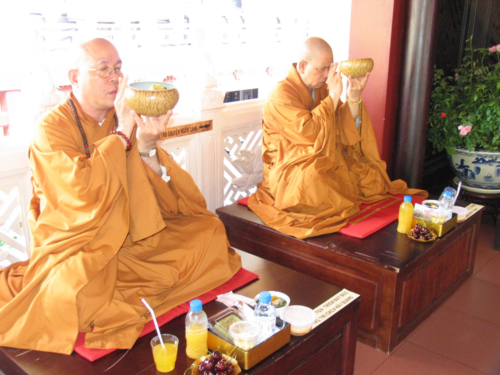 Chùa Viên Giác trang nghiêm cử hành Đại Lễ Cổ Phật khất thực