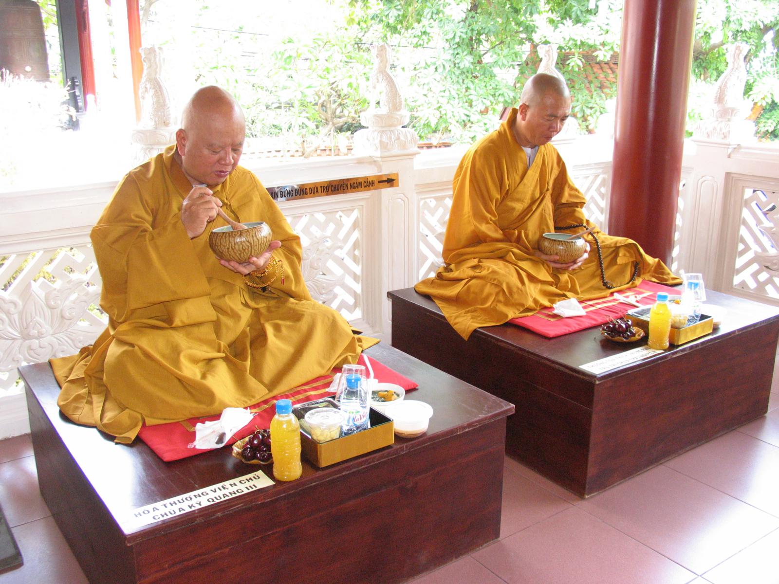 Chùa Viên Giác trang nghiêm cử hành Đại Lễ Cổ Phật khất thực