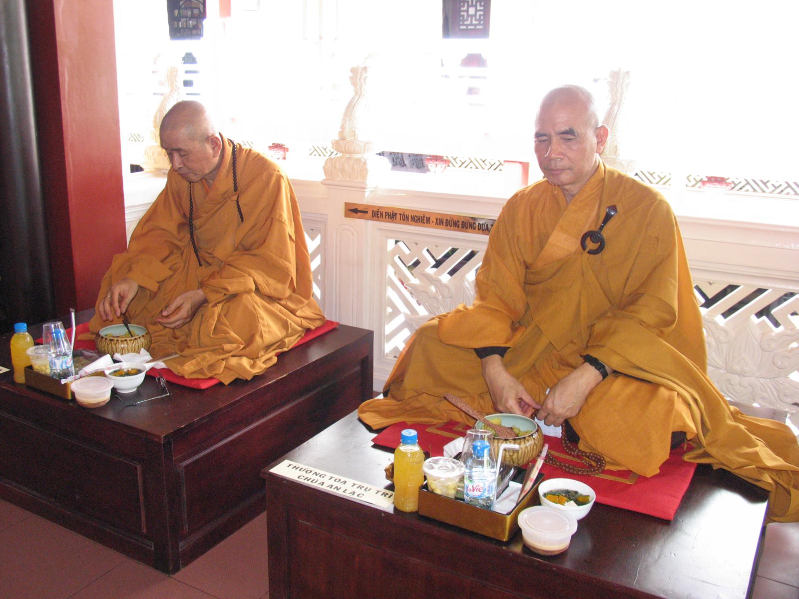Chùa Viên Giác trang nghiêm cử hành Đại Lễ Cổ Phật khất thực