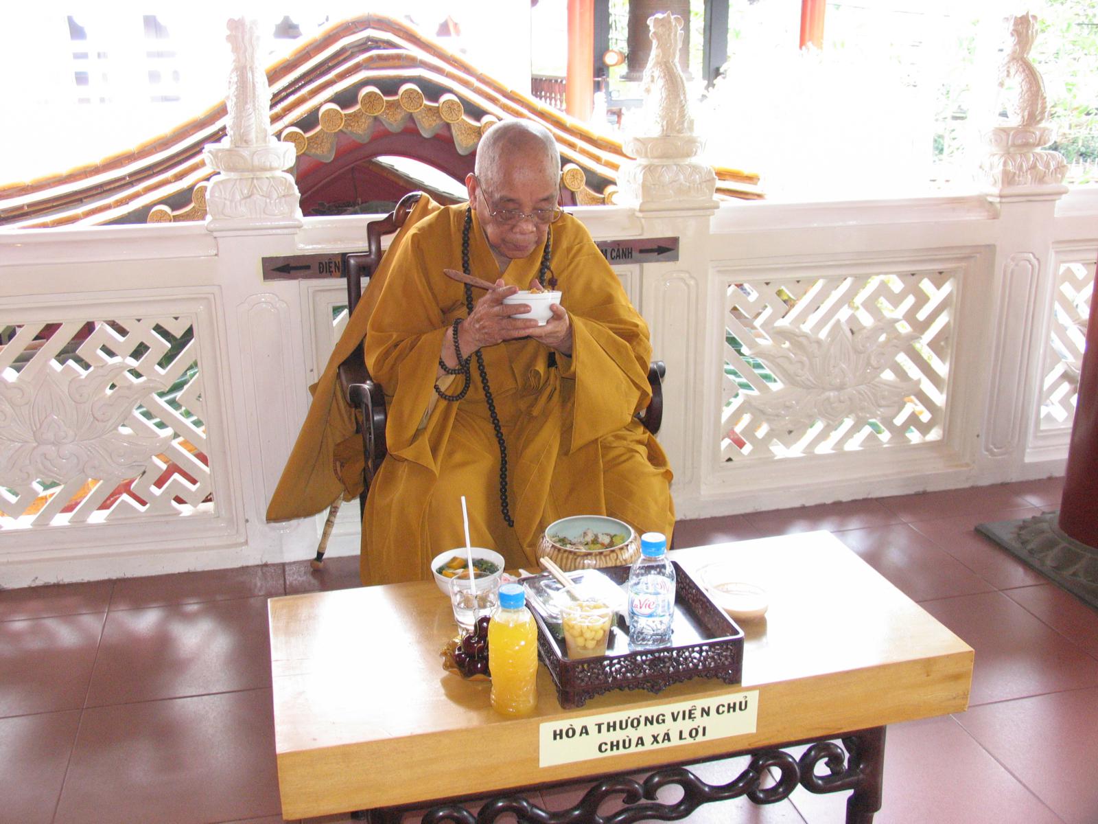 Chùa Viên Giác trang nghiêm cử hành Đại Lễ Cổ Phật khất thực