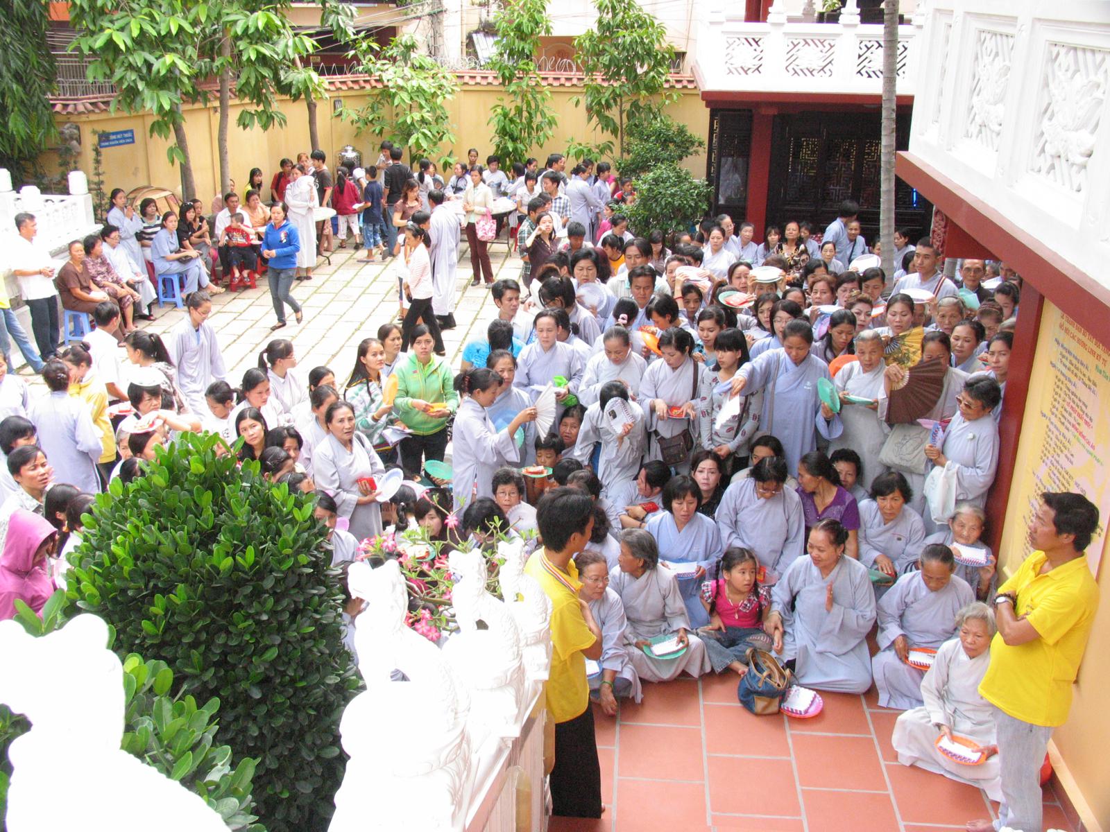 Chùa Viên Giác trang nghiêm cử hành Đại Lễ Cổ Phật khất thực