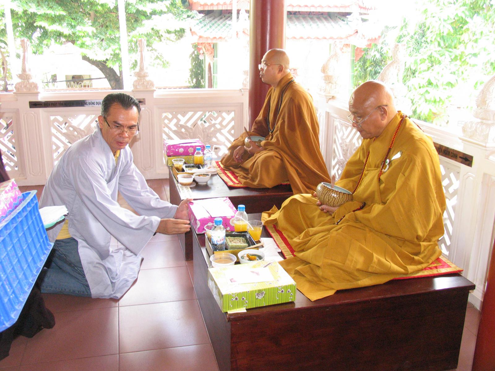 Chùa Viên Giác trang nghiêm cử hành Đại Lễ Cổ Phật khất thực