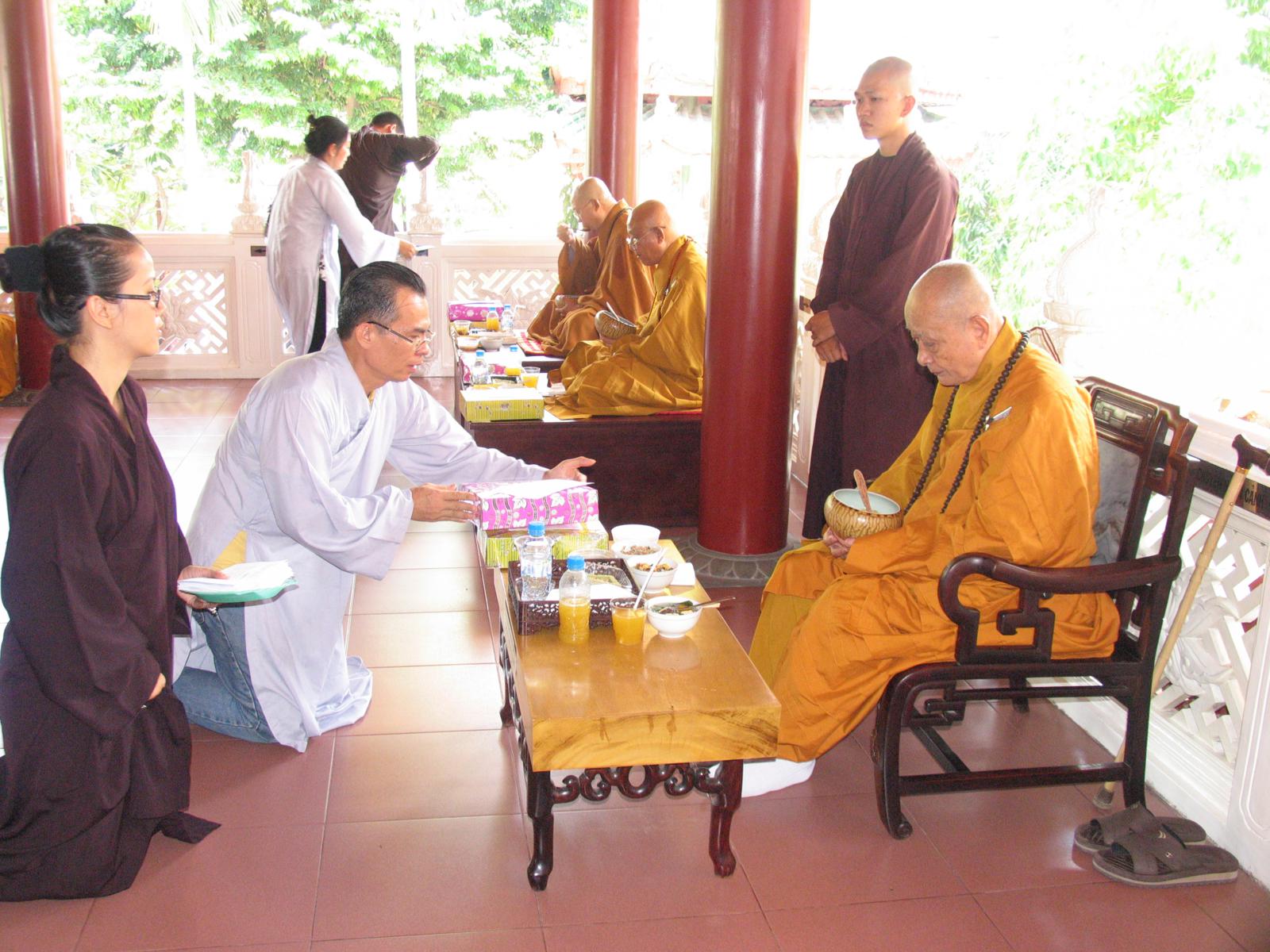 Chùa Viên Giác trang nghiêm cử hành Đại Lễ Cổ Phật khất thực