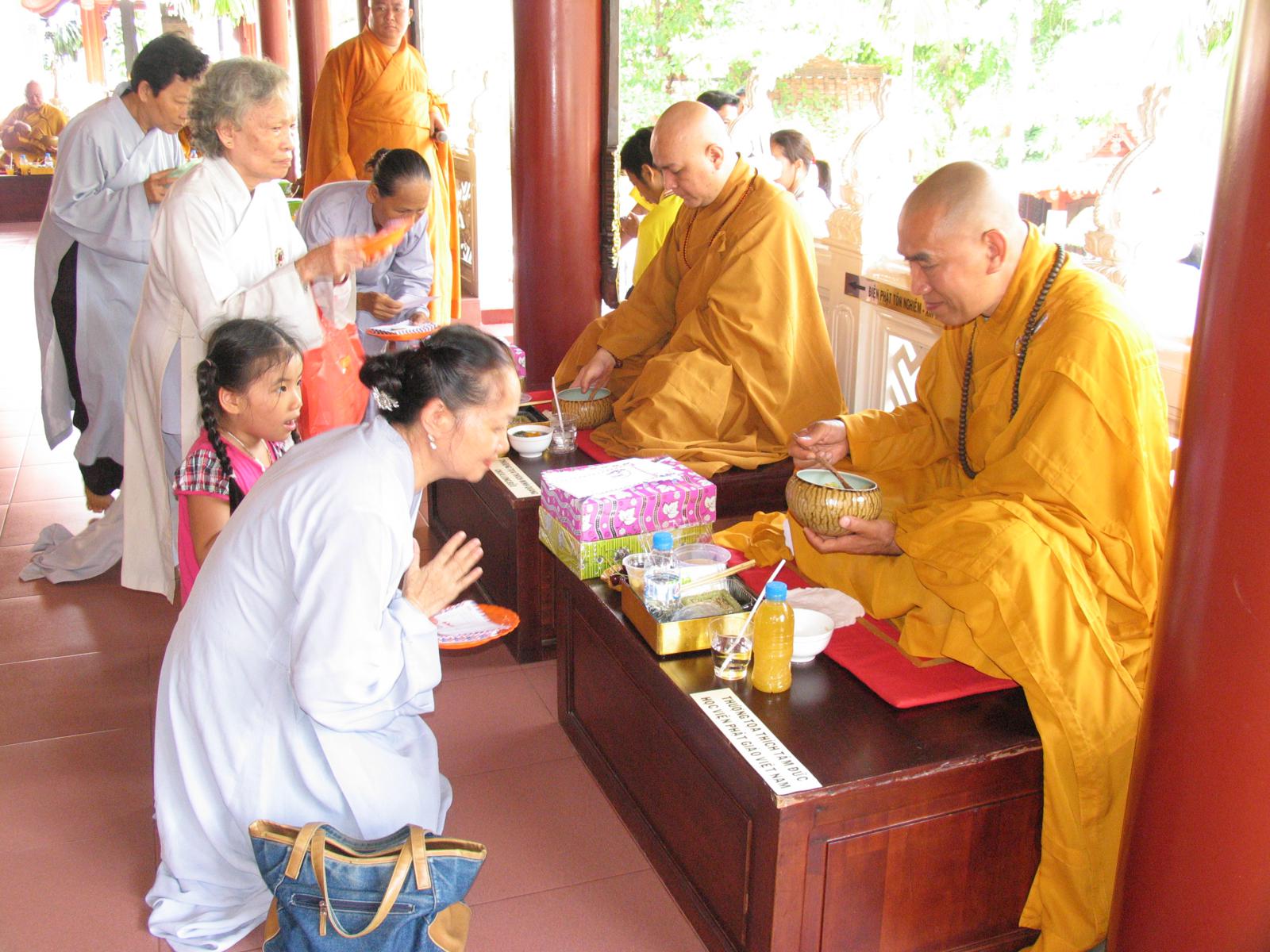 Chùa Viên Giác trang nghiêm cử hành Đại Lễ Cổ Phật khất thực