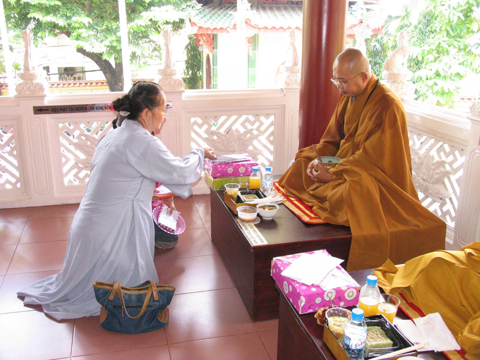 Chùa Viên Giác trang nghiêm cử hành Đại Lễ Cổ Phật khất thực