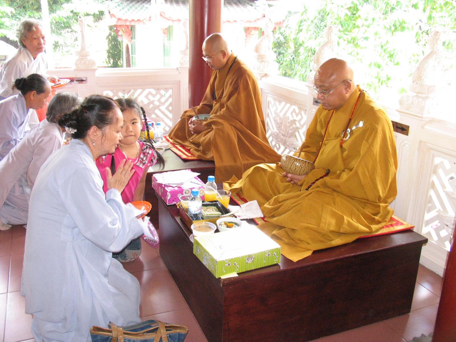 Chùa Viên Giác trang nghiêm cử hành Đại Lễ Cổ Phật khất thực