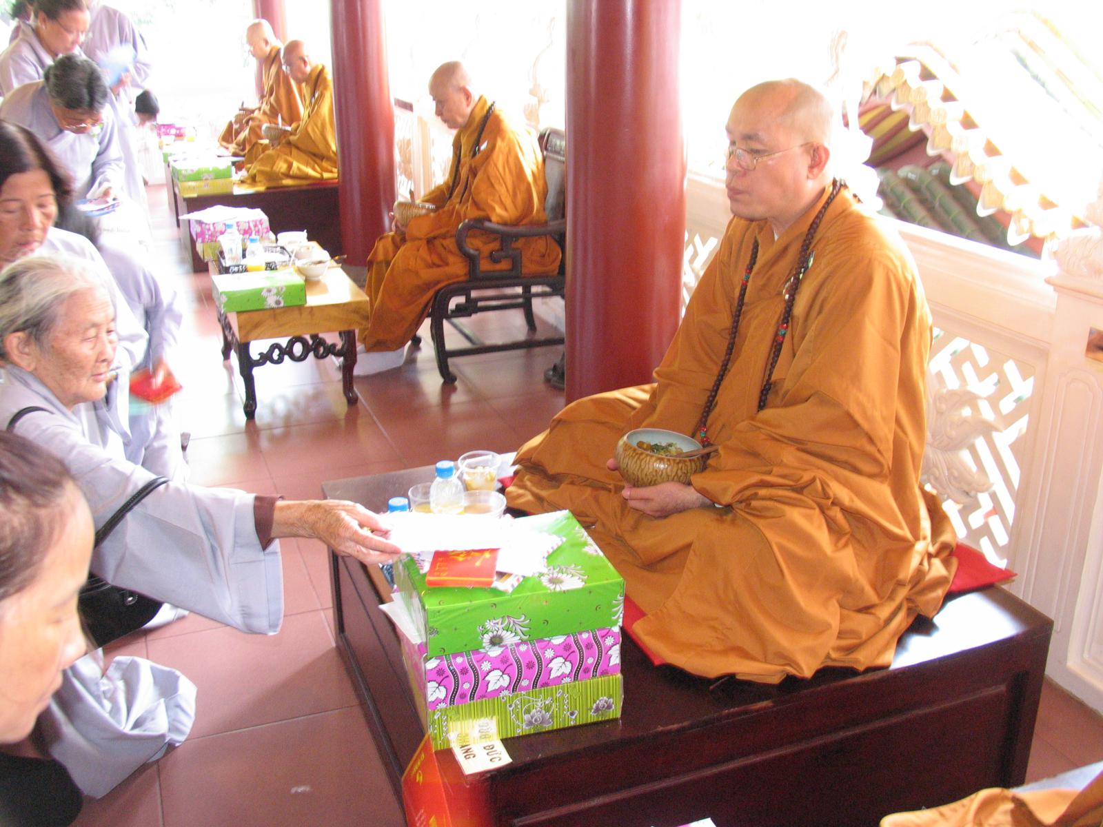 Chùa Viên Giác trang nghiêm cử hành Đại Lễ Cổ Phật khất thực