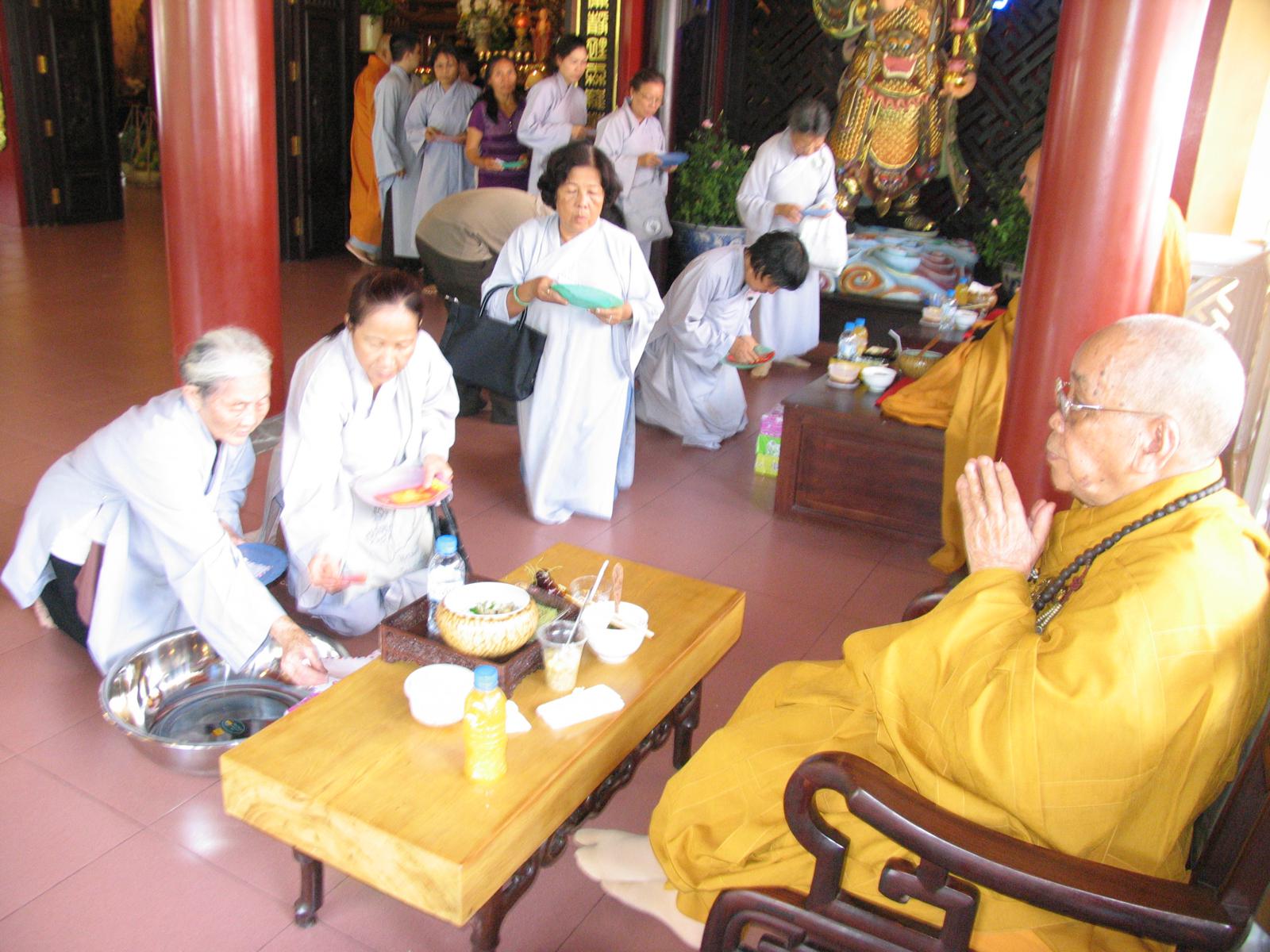 Chùa Viên Giác trang nghiêm cử hành Đại Lễ Cổ Phật khất thực