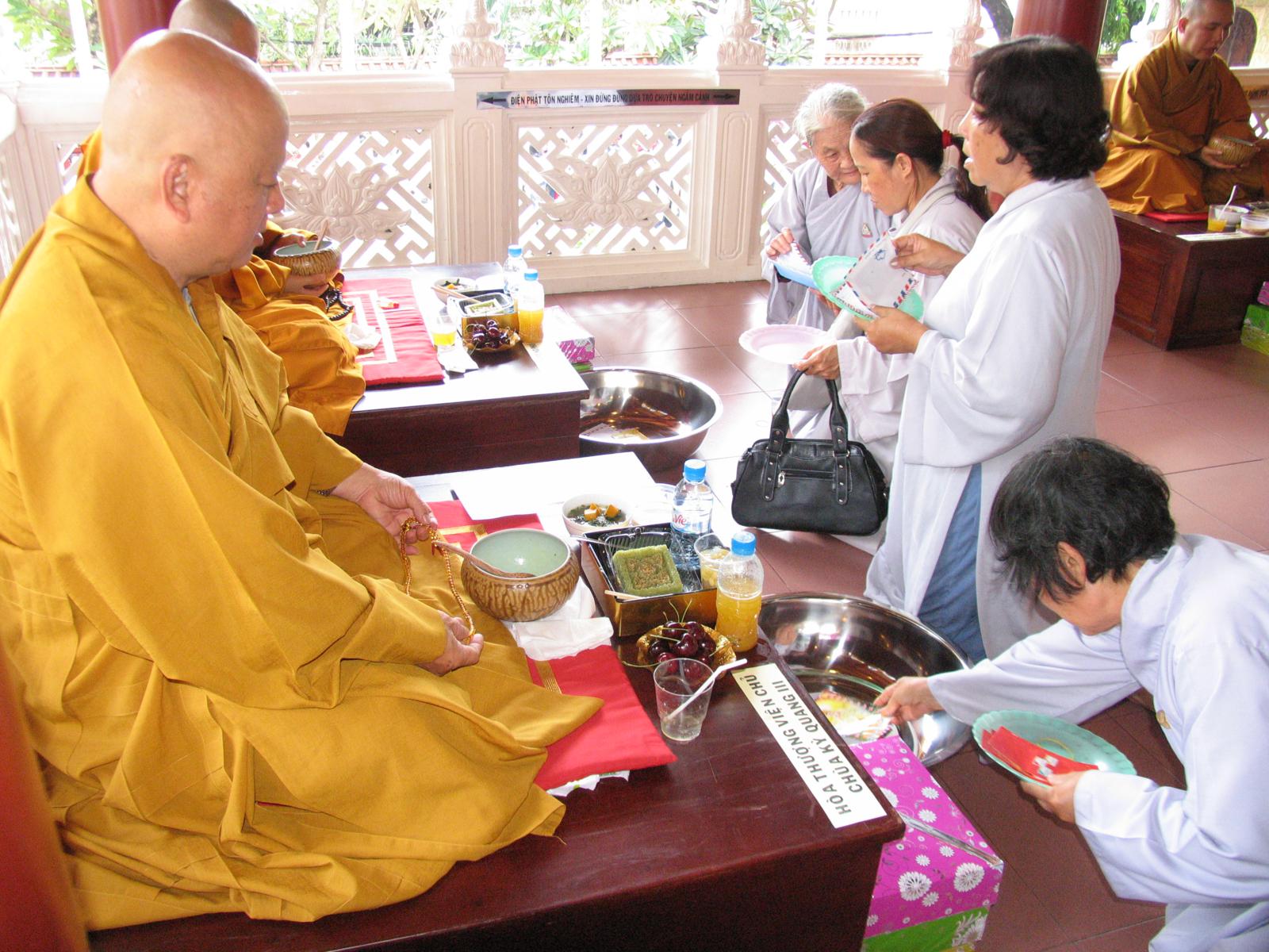 Chùa Viên Giác trang nghiêm cử hành Đại Lễ Cổ Phật khất thực
