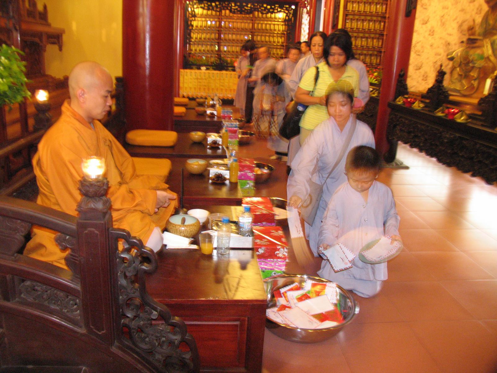 Chùa Viên Giác trang nghiêm cử hành Đại Lễ Cổ Phật khất thực