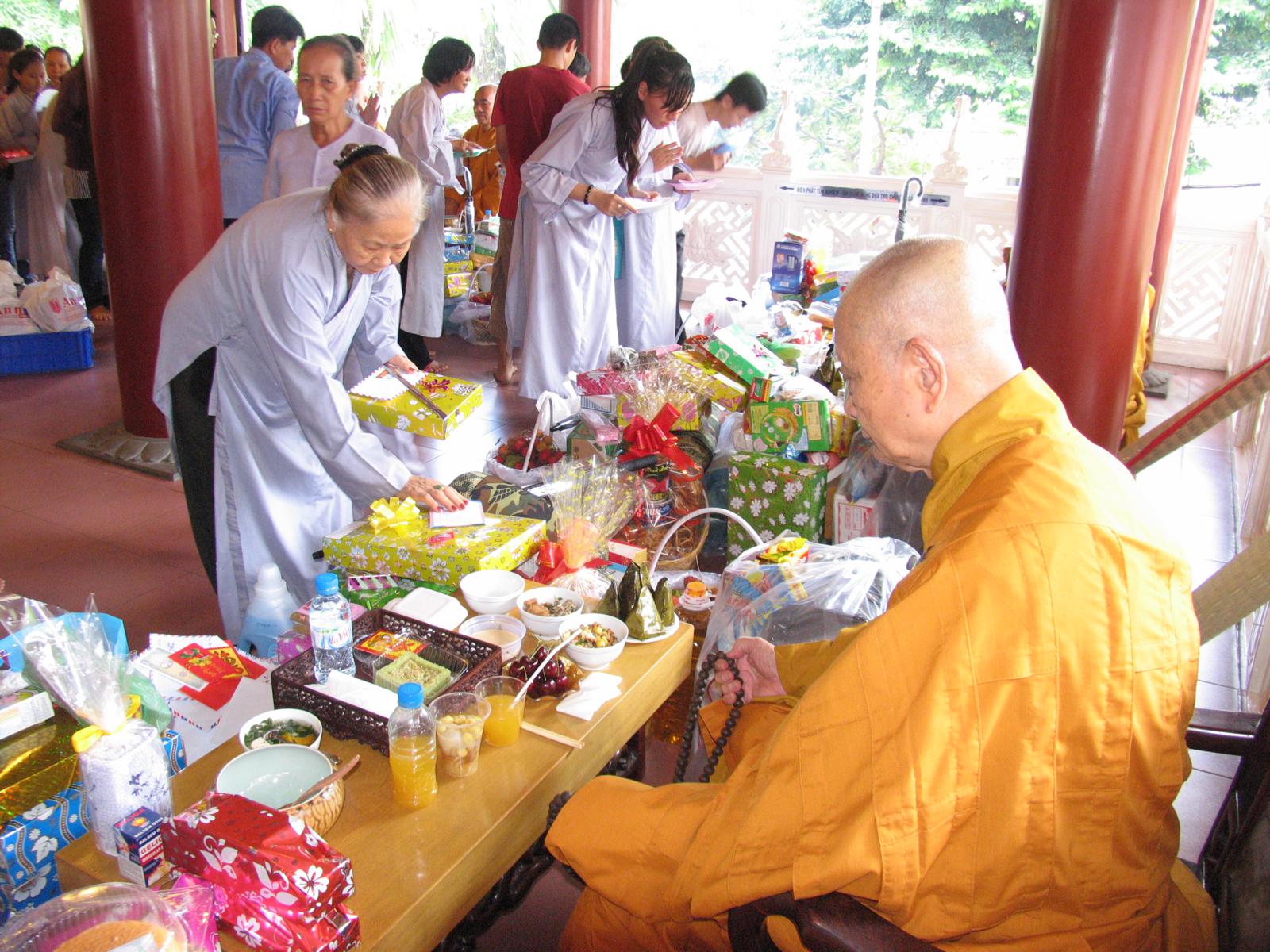 Chùa Viên Giác trang nghiêm cử hành Đại Lễ Cổ Phật khất thực