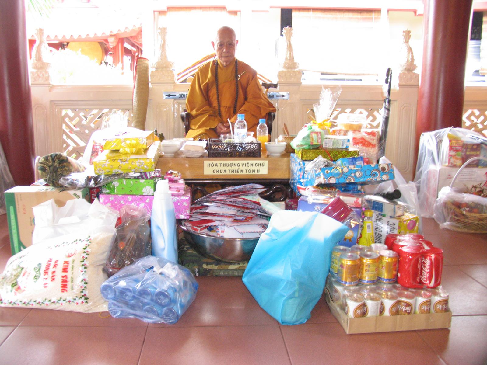 Chùa Viên Giác trang nghiêm cử hành Đại Lễ Cổ Phật khất thực