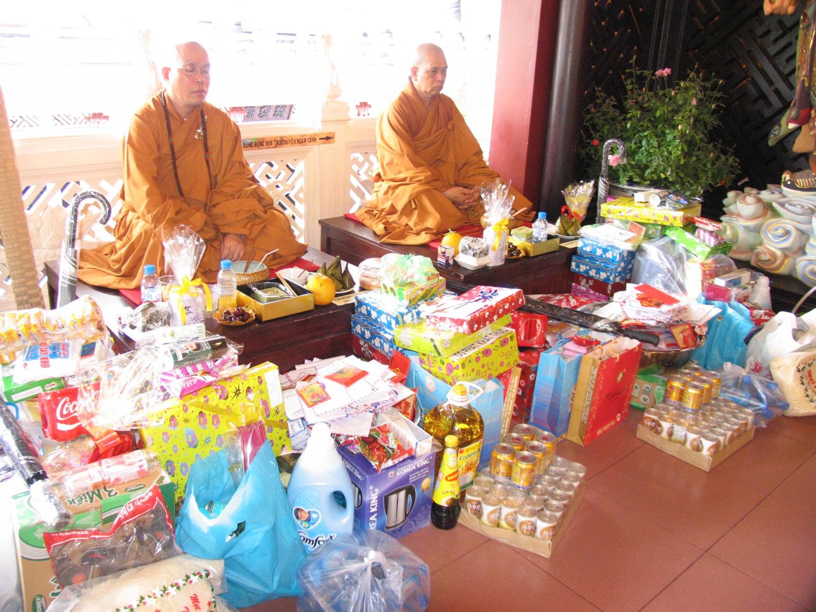 Chùa Viên Giác trang nghiêm cử hành Đại Lễ Cổ Phật khất thực