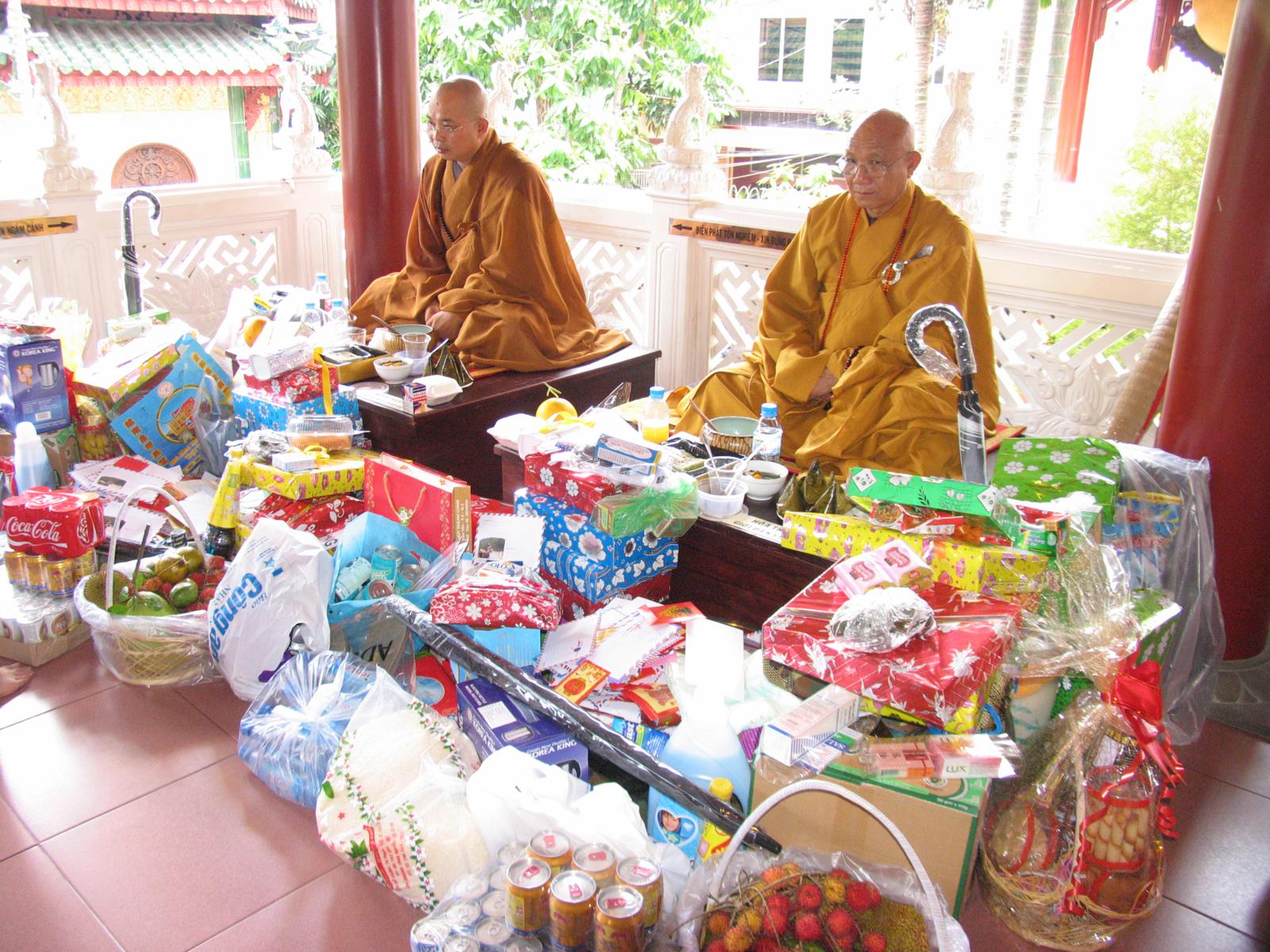 Chùa Viên Giác trang nghiêm cử hành Đại Lễ Cổ Phật khất thực