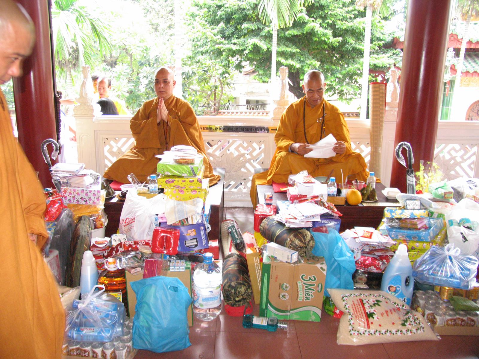 Chùa Viên Giác trang nghiêm cử hành Đại Lễ Cổ Phật khất thực