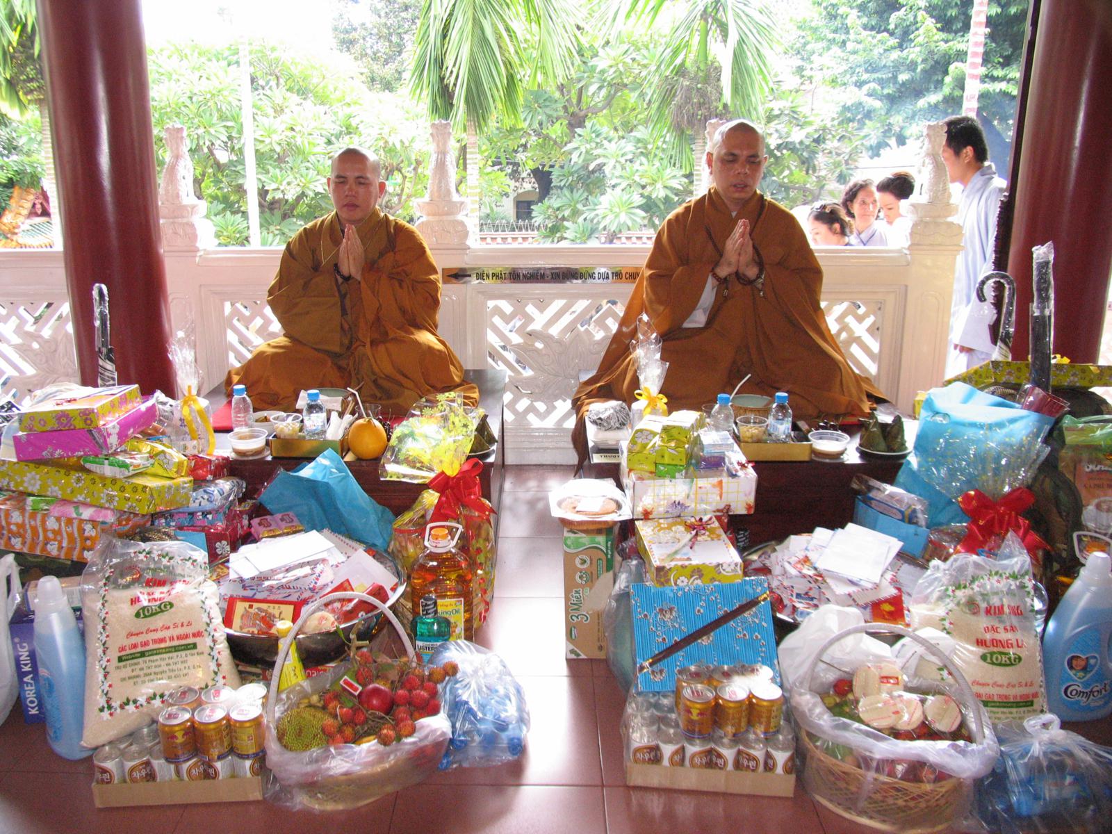 Chùa Viên Giác trang nghiêm cử hành Đại Lễ Cổ Phật khất thực