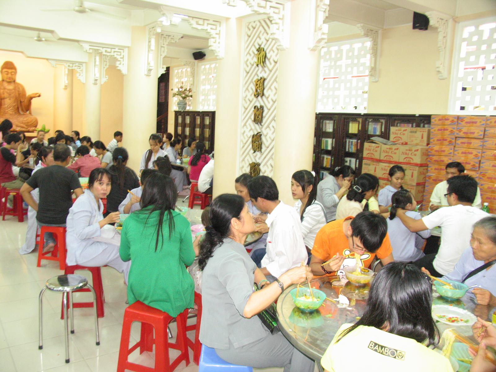Chùa Viên Giác trang nghiêm cử hành Đại Lễ Cổ Phật khất thực