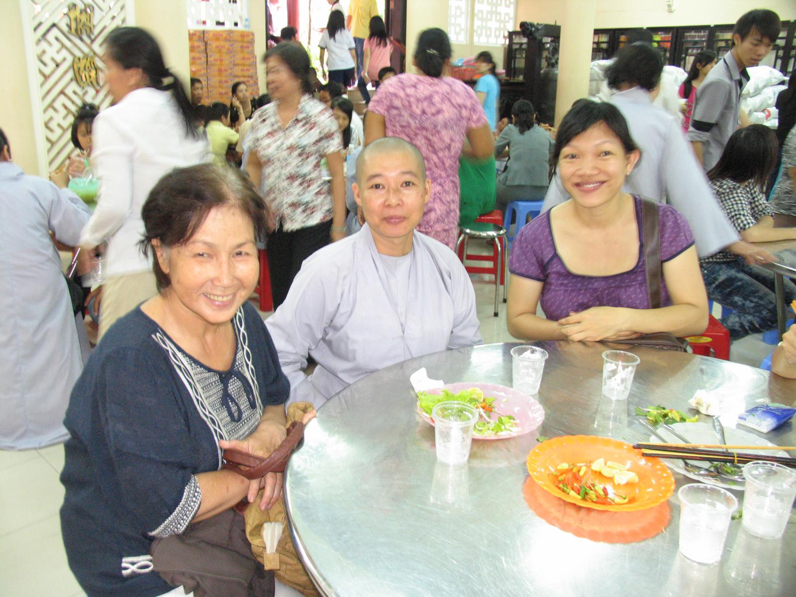 Chùa Viên Giác trang nghiêm cử hành Đại Lễ Cổ Phật khất thực