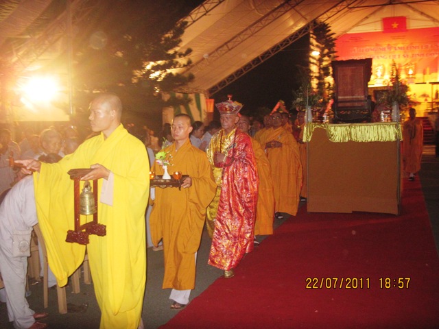 Ánh lung linh nến tỏa sáng nghĩa trang TP. Biên Hòa