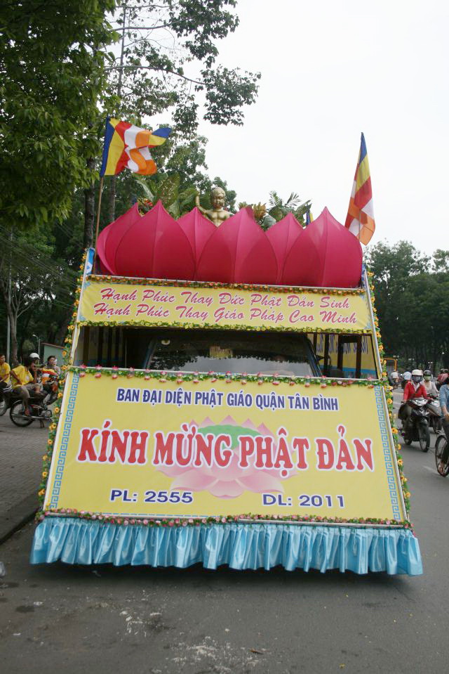 Chùm ảnh: Muôn sắc xe hoa diễu hành tại TP. HCM
