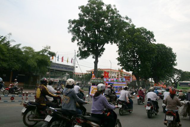 Chùm ảnh: Muôn sắc xe hoa diễu hành tại TP. HCM