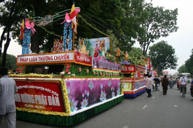 Chùm ảnh: Muôn sắc xe hoa diễu hành tại TP. HCM