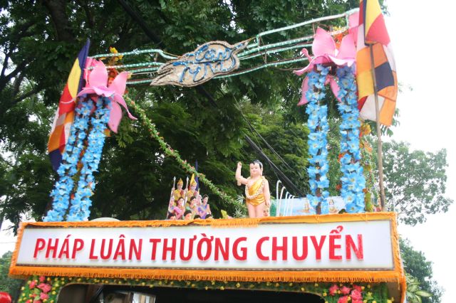 Chùm ảnh: Muôn sắc xe hoa diễu hành tại TP. HCM