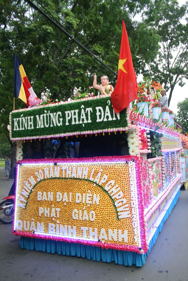Chùm ảnh: Muôn sắc xe hoa diễu hành tại TP. HCM
