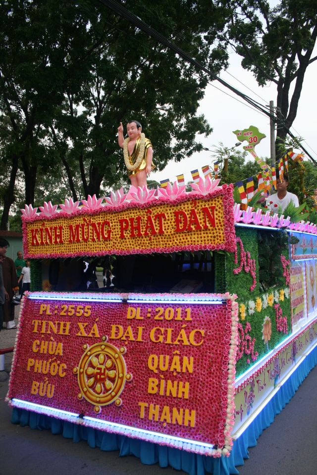 Chùm ảnh: Muôn sắc xe hoa diễu hành tại TP. HCM