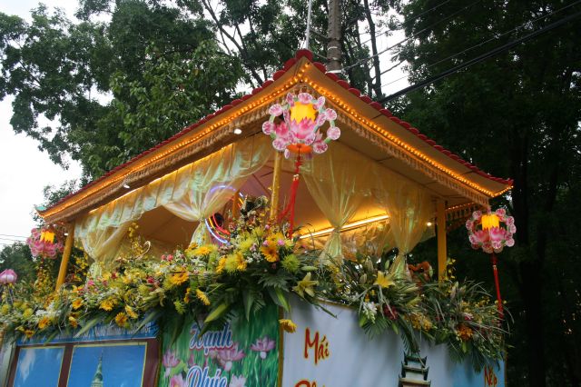 Chùm ảnh: Muôn sắc xe hoa diễu hành tại TP. HCM