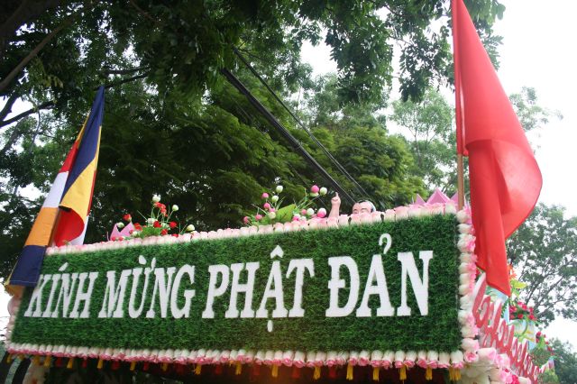 Chùm ảnh: Muôn sắc xe hoa diễu hành tại TP. HCM