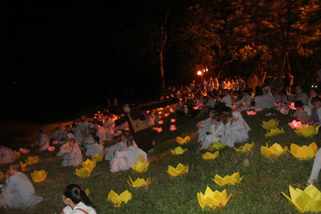 Lễ Thắp sáng 7 hoa sen trên sông Hương