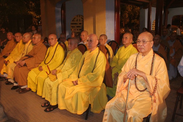 Lễ Thắp sáng 7 hoa sen trên sông Hương