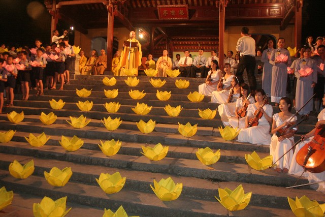 Lễ Thắp sáng 7 hoa sen trên sông Hương