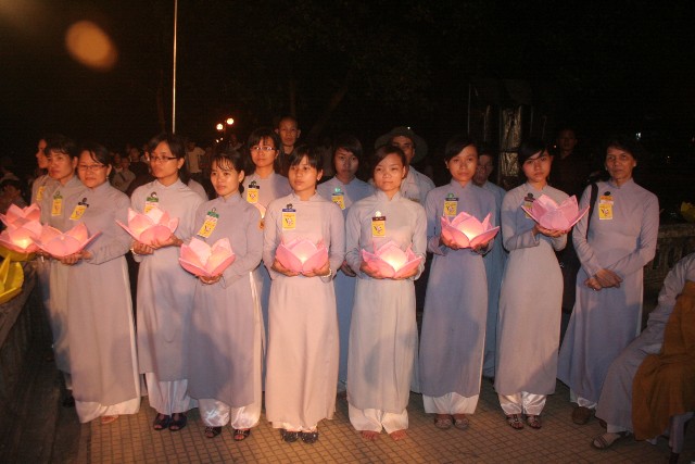 Lễ Thắp sáng 7 hoa sen trên sông Hương