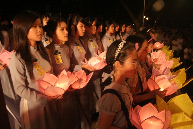 Lễ Thắp sáng 7 hoa sen trên sông Hương
