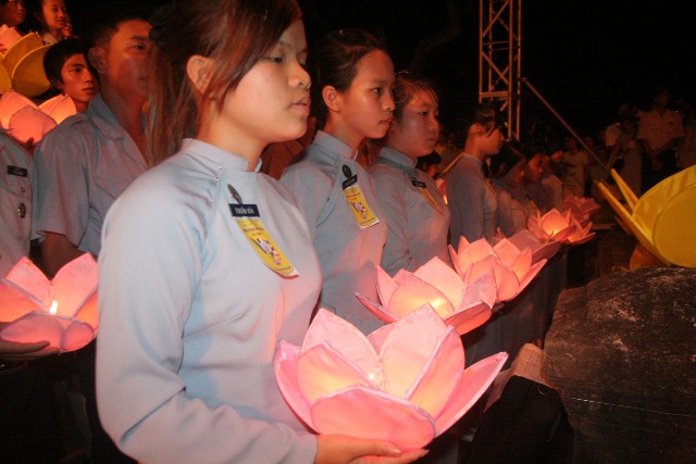 Lễ Thắp sáng 7 hoa sen trên sông Hương