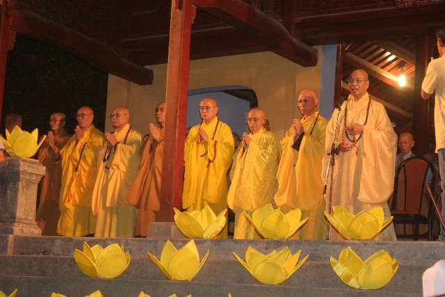Lễ Thắp sáng 7 hoa sen trên sông Hương