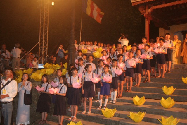 Lễ Thắp sáng 7 hoa sen trên sông Hương