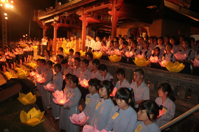 Lễ Thắp sáng 7 hoa sen trên sông Hương