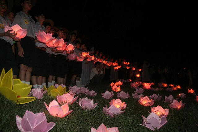 Lễ Thắp sáng 7 hoa sen trên sông Hương